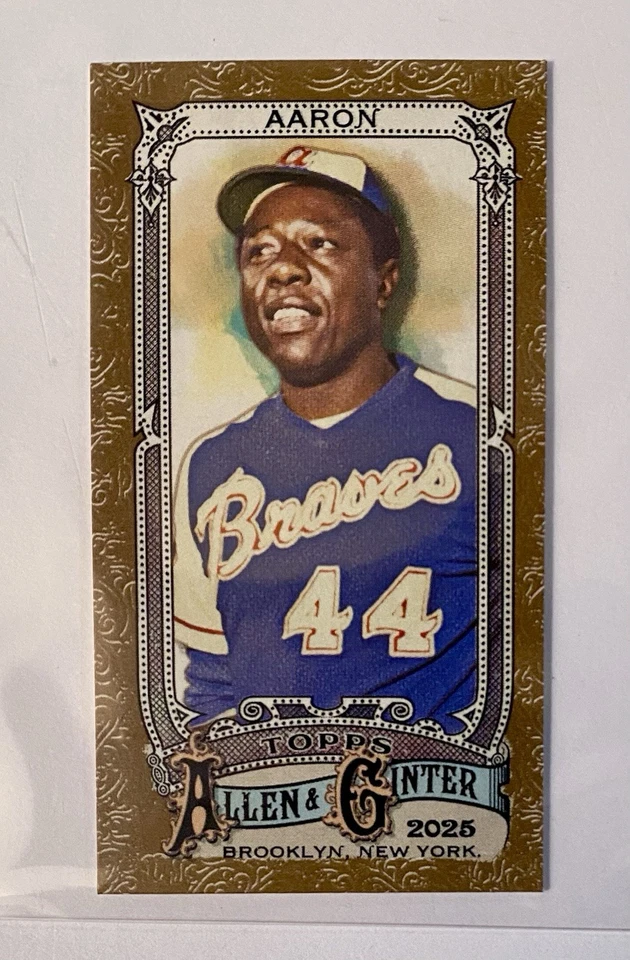 Mini Gold Border 2025 Topps Allen & Ginter Hank Aaron SSP Atlanta Braves Salón de la fama Foto 1 de 3