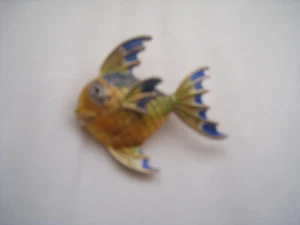 PIN PEZ ÁNGEL FIGURATIVO PINTADO ESMALTE AZUL “MANDLE” POCO COMÚN BIEN ARTICULADO FI - Imagen 1 de 4