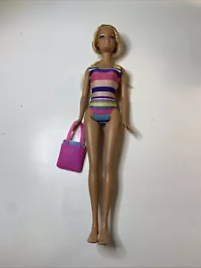 Muñeca Barbie Mattel 1998 vintage pelo rubio ojos azules en traje de baño a rayas muñeca - Imagen 1 de 7