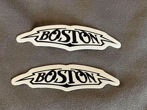 Menge 2 Boston 3/4" x 2 3/4" Band Logo AUFKLEBER schwarz weiß SCHNELLER VERSAND! - Bild 1 von 1