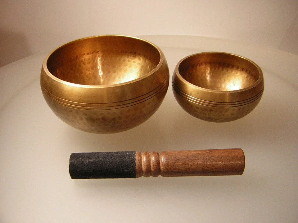 2 Gehämmerte klangschale Singing Bowl Nepal 1100gram mit Klöppel - Bild 1 von 1