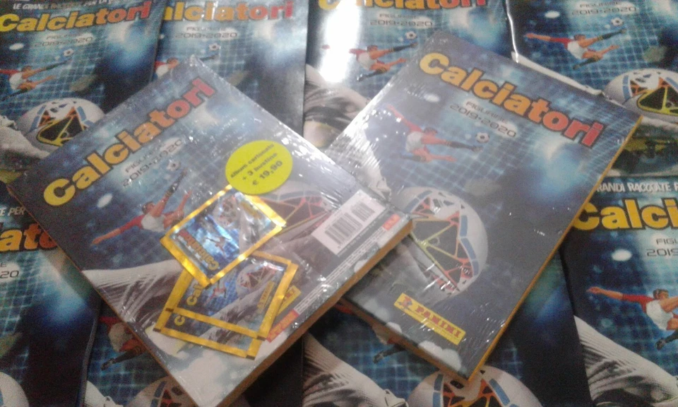 ALBUM VUOTO CARTONATO CALCIATORI 2019-20 HARDCOVER PANINI EMPTY + 3 BUSTINE - Immagine 1 di 2