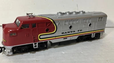 HO scale Model Power Santa Fe Diesel Locomotive - Image 1 of 4