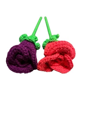 NUEVO Hecho a Mano Crochet Flores Artificiales Madera Tallo 2 ROSAS ROSA MORADO Foto 1 de 4