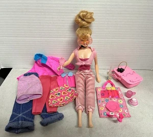 Barbie Muñeca Disney Traje Rosa, Cesta de Picnic, Accesorios, Ropa, 20 Piezas - Imagen 1 de 7