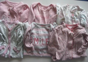 6 x verschiedenfarbige Mädchen Babygrows. Alter 3 - 6 Monate. - Bild 1 von 21