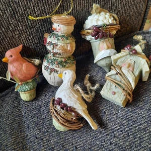 LOTTO di 5 decorazioni natalizie in resina a tema bosco *DIFETTI uccellino casa pupazzo di neve Babbo Natale - Foto 1 di 6