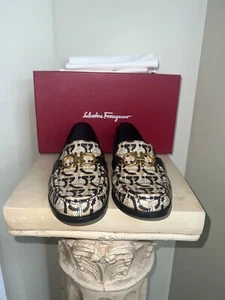 Women's NIB Black SALVATORE FERRAGAMO Monogram Rolo Gancini Loafers Size 9.5C - Picture 1 of 11
