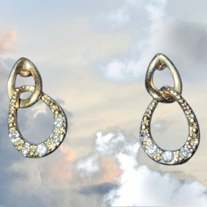 Pendientes perforados con aros entrelazados en tono dorado - Imagen 1 de 10