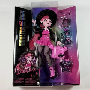 Muñeca Monster High Draculaura con Conde Fabulosa Muñeca de Moda Rosa y Negra - Imagen 1 de 6