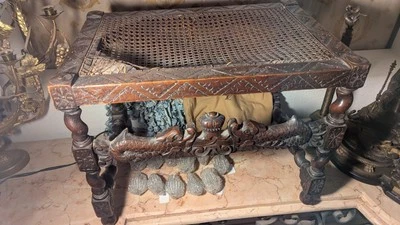 Banco cebada torcido con escudo familiar Foto 1 de 4