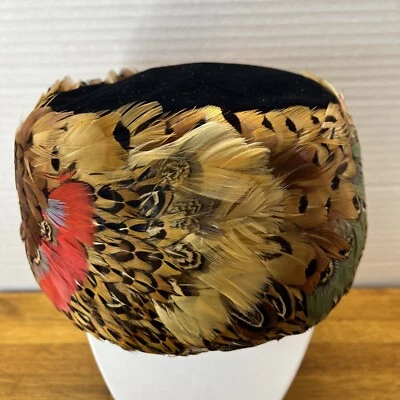 "Sombrero de vestir de terciopelo y plumas variadas Roberta Bernay original de colección - 7,25"" de diámetro" Foto 1 de 4