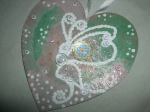 CIONDOLO CUORE LEGNO DIPINTO MANO 15X15 FARFALLA VETRO MOSAICO APPENDERE MANDALA - Imagen 1 de 14