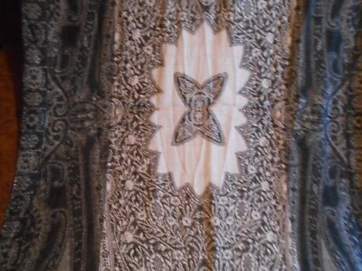 BUFANDA CROFT & BARROW/LT. ENVOLTURA PAISLEY BLANCO FLECOS 80" L x 23" W X. Foto 1 de 4