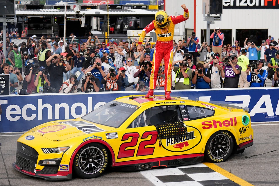 FOTO 8X10 SUPERESTRELLA DE NASCAR JOEY LOGANO GANA EN GATEWAY 2022 CON BORDES  Foto 1 de 1