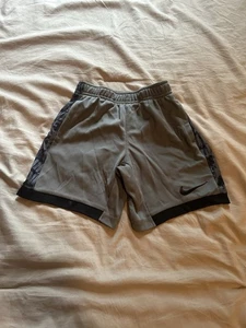 Boys Nike Dri-Fit Basketball Shorts Size Small (4-5 Years) - Picture 1 of 5