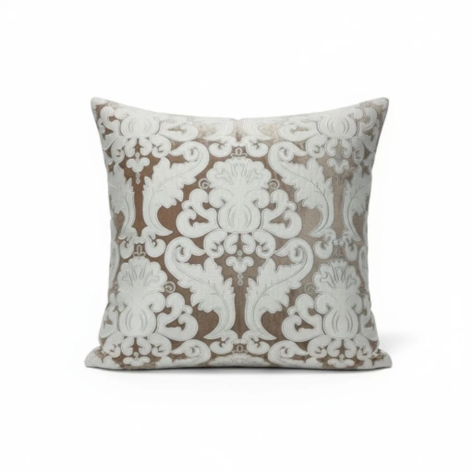 Almohada de terciopelo damasco Lili Alessandra 26x26 marrón blanco acento de lujo Foto 1 de 4