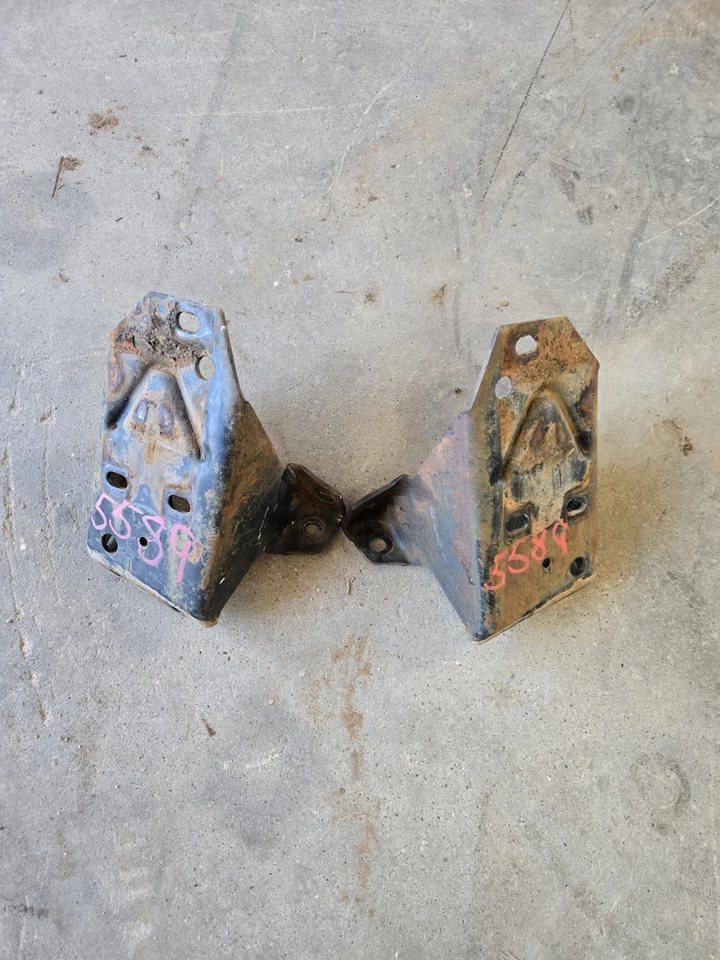 Chevrolet K10 K5 K30 1976-1987 4x4 perchas de montaje de motor OEM sin soportes de motor Foto 1 de 2