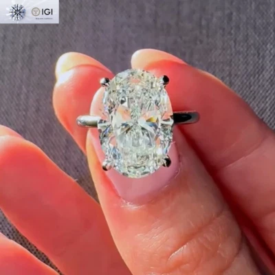 Anillo de compromiso de diamantes cultivados en laboratorio de corte ovalado IGI 4,50 quilates E VVS2 en oro blanco de 14 k Foto 1 de 4