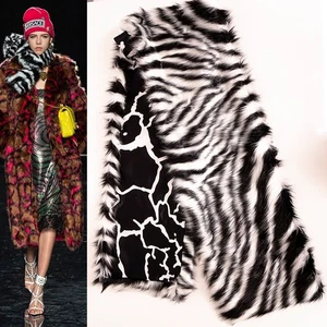 NEU $ 795 VERSACE RUNWAY schwarz weiß Zebramuster KUNSTFELL STOLA 54" x 9" SCHAL - Bild 1 von 17