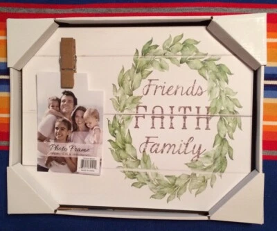 Marco de fotos de madera de granja que dice - Amigos, corona familiar de fe Foto 1 de 4