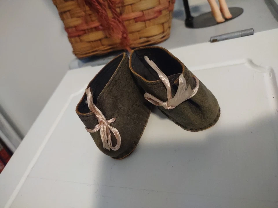 Botines antiguos ideales de cuero para muñeca Baby Peggy 2 1/2" de largo Foto 1 de 4