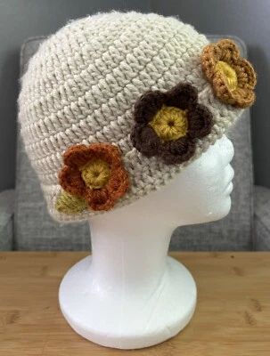 Boné Cloche de crochê à mão bege gorro marrom laranja flores boho vovó - Imagem 1 de 4