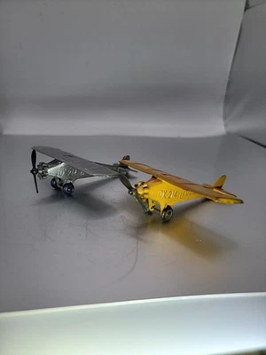 两架老式 20 世纪 30 年代 Tootsietoy UX 214 航空黎明飞机 — 第 1/4 张图片