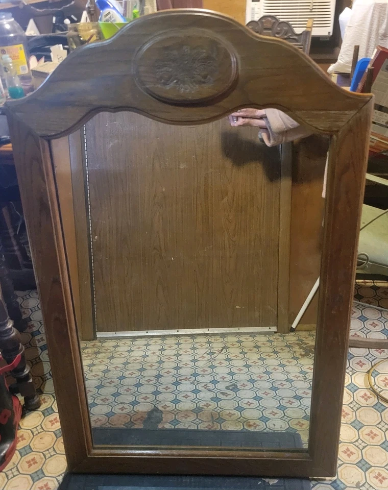 Espejo de pared/vestidor Stanley Furniture, marco de madera con medallón de trigo, 45"Hx29,5"W Foto 1 de 4