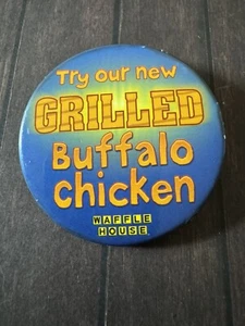 Waffelhaus gegrilltes Büffel Huhn Mitarbeiter Pinback Button Pin - Bild 1 von 6