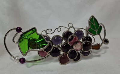 Ramo de uvas moradas decoración botella de vino vitral, Foto 1 de 4