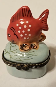 Caja de baratija con bisagras vintage cerámica peces tropicales rojos con borde de metal - Imagen 1 de 4