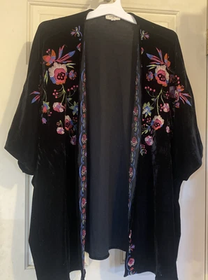Top Umgee Terciopelo Floral Bordado Kimono S/M Boho Vino Negro Foto 1 de 4