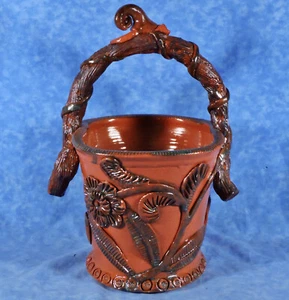 Jarrón cesta cerámica arte popular Jeff White Redware 13", decoración aplicada detallada - Imagen 1 de 11