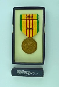Medalla y caja de servicio de la era de la guerra de Vietnam, 3 estrellas de batalla de campaña - edición GI original - Imagen 1 de 3