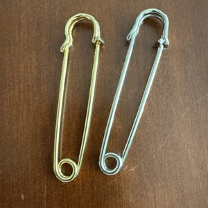 Menge 2 VINTAGE METALL KILT NADELN RIESIGE SICHERHEITSNADELN 3" Silber und Gold Ton 215 - Bild 1 von 4
