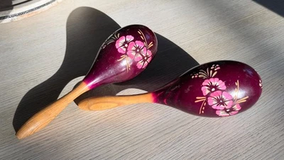 Maracas mexicanas vintage talladas a mano pintadas púrpura con flores rosas ¡tan bonitas! Foto 1 de 3
