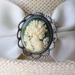 PIN SOMBRERO con COLOR MARFIL JOVEN DAMA EN CAMAFEO VERDE - Ajuste Acabado Plateado - Imagen 1 de 8