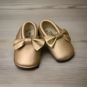 Romirus Baby Mädchen goldfarbene Hausschuhe mit Schleife Größe 2 - Bild 1 von 7
