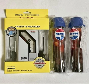 Ritorno al Futuro 40° Lettore Cassette Portatile e Acqua Pepsi SET 2 Bottiglie  - Foto 1 di 5