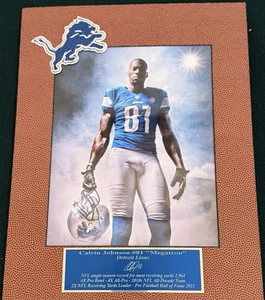 NFL: DETROIT LIONS HOF CALVIN JOHNSON 8x10 BILD MIT STRUKTURMATTE, NAMENSSCHILD & PATCH - Bild 1 von 5