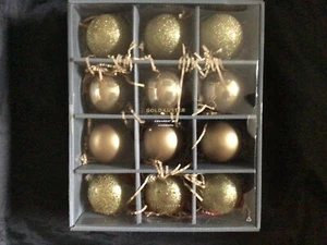 TÖPFEREI SCHEUNE GOLD GLANZ GLAS ORNAMENTE 12ER SET NEU - Bild 1 von 3