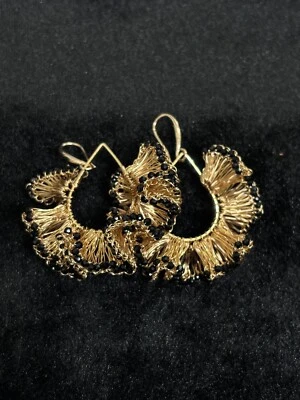 Brincos de tricô cor preta bronze com pedra tamanho 1,5 largura tamanho 5,5 - Imagem 1 de 4