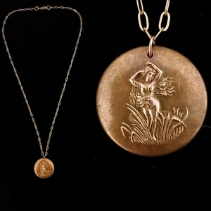 Vintage 20er Jahre Nymphe Göttin fließendes Haar Messing detailliert Halskette Anhänger - Bild 1 von 6