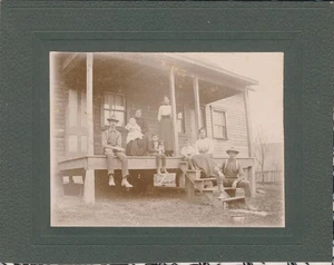 Kabinettkarte antik Foto große Familie Haus Haus Veranda Hund Haustier Männer Frauen Kinder - Bild 1 von 7