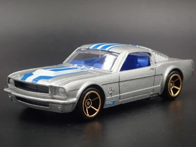 1965 65 FORD MUSTANG FASTBACK 2+2 PLATA DIORAMA MODELO DE DIECAST A ESCALA 1:64 - Imagen 1 de 4