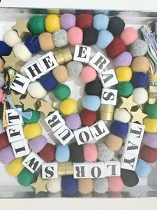 TAYLOR SWIFT | THE ERAS TOUR FRIENDSHIP BRACELET GARLAND In Hand - Picture 1 of 3
