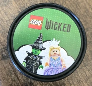2025 SDCC COMIC CON EXCLUSIVO LEGO BOTÓN GORRA MALVADA GILINDA ELPHABA BRUJAS - Imagen 1 de 1