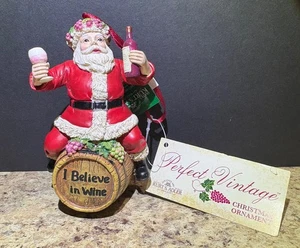 Kurt Adler Weihnachtsmann Weihnachtsschmuck Perfect Vintage I Believe In Wine Neu mit Etikett - Bild 1 von 9