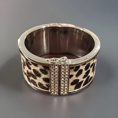 ¡HERMOSO! Brazalete brazalete con bisagras con estampado animal de piel sintética ANN TAYLOR  Foto 1 de 4